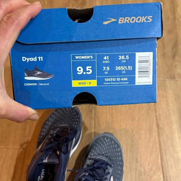 Brooks Women's 9.5 WIDE Gray and Navy Running Shoes - Picture 6 of 15